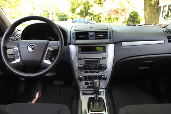 The stereo in this car will shake the fillings from your teeth, and I can controll it all from the stearing wheel.  MP3, satlite and am/fm radio and a CD player